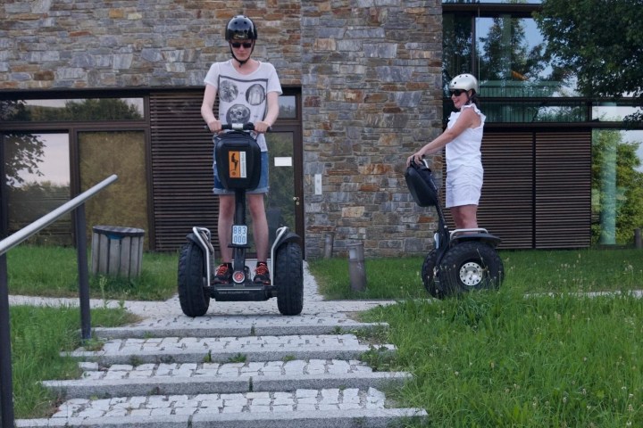 Zwei Leute auf Segways