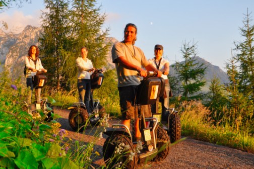 4 Leute auf Segways