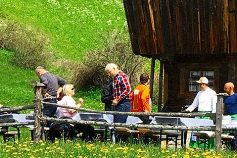 Eine Gruppe von Leuten vor einer Hütte
