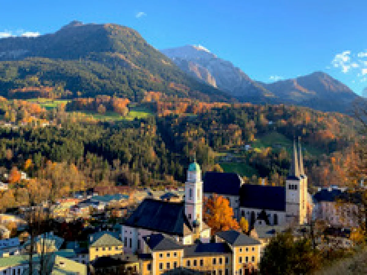 Aussicht auf ein Dorf und Berge im Hintergrund