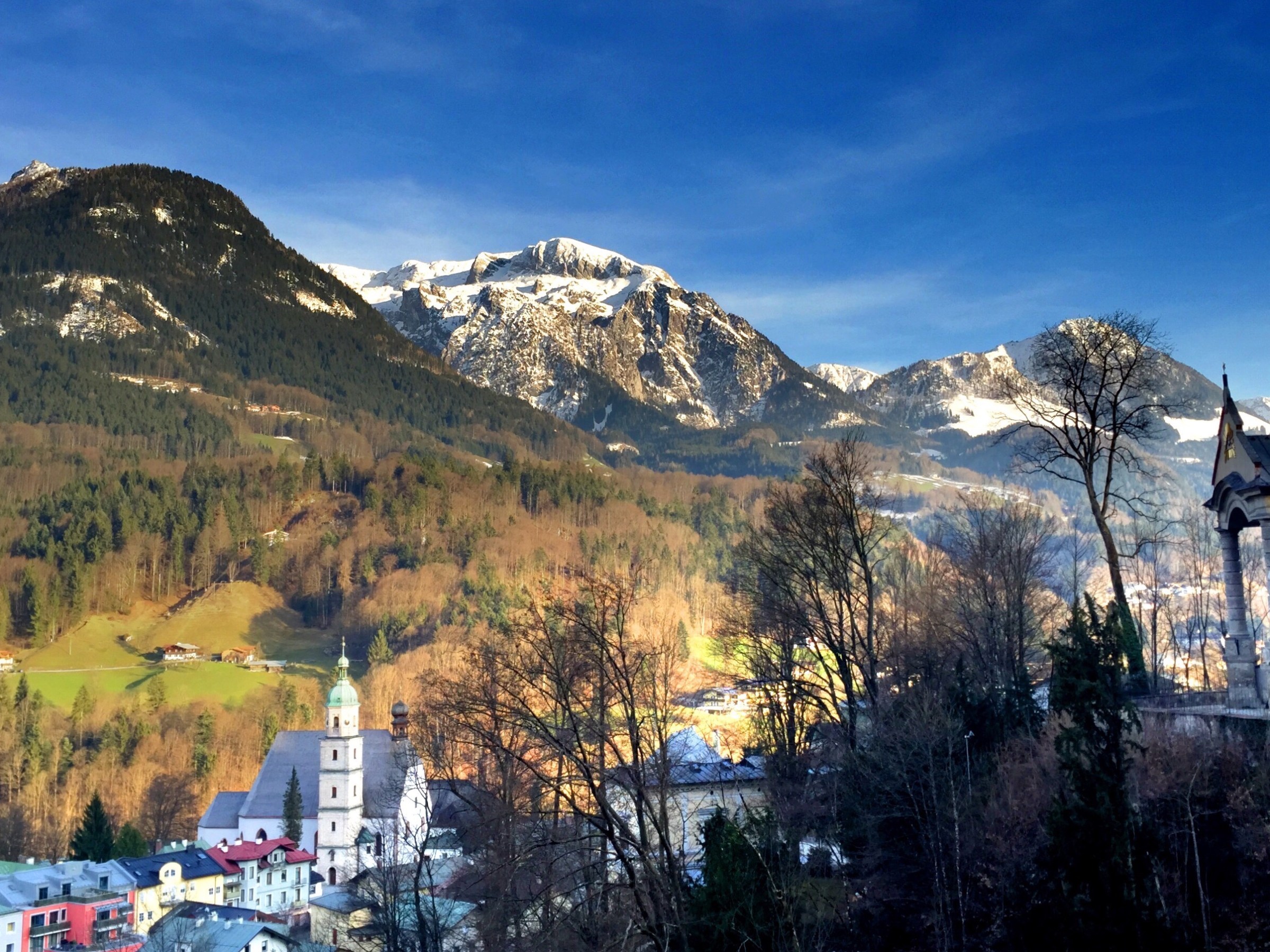 Aussicht auf ein Dorf und eine Berglandschaft im Hintergrund