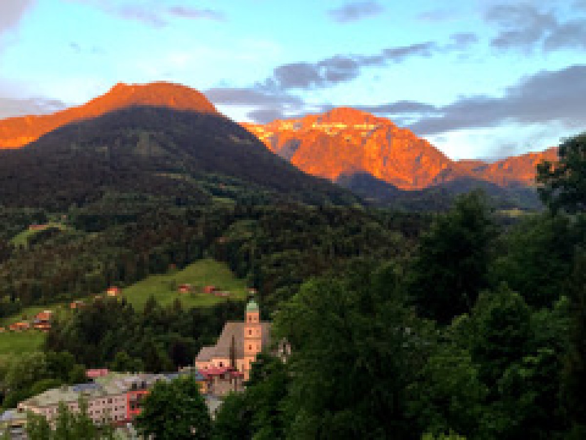 Aussicht auf ein Dorf und Berge im Hintergrund