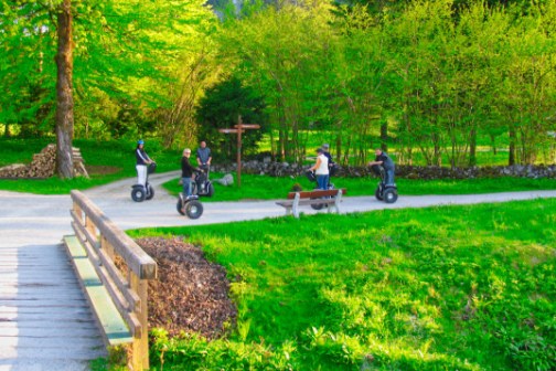 Sechs Leute auf Segways