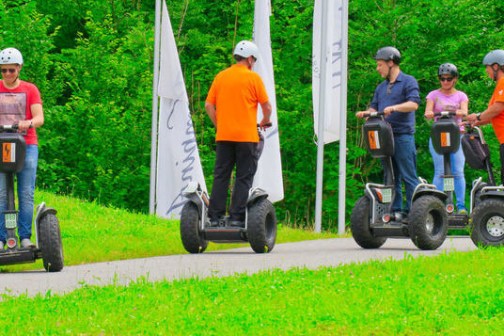 Fünf Leute auf Segways