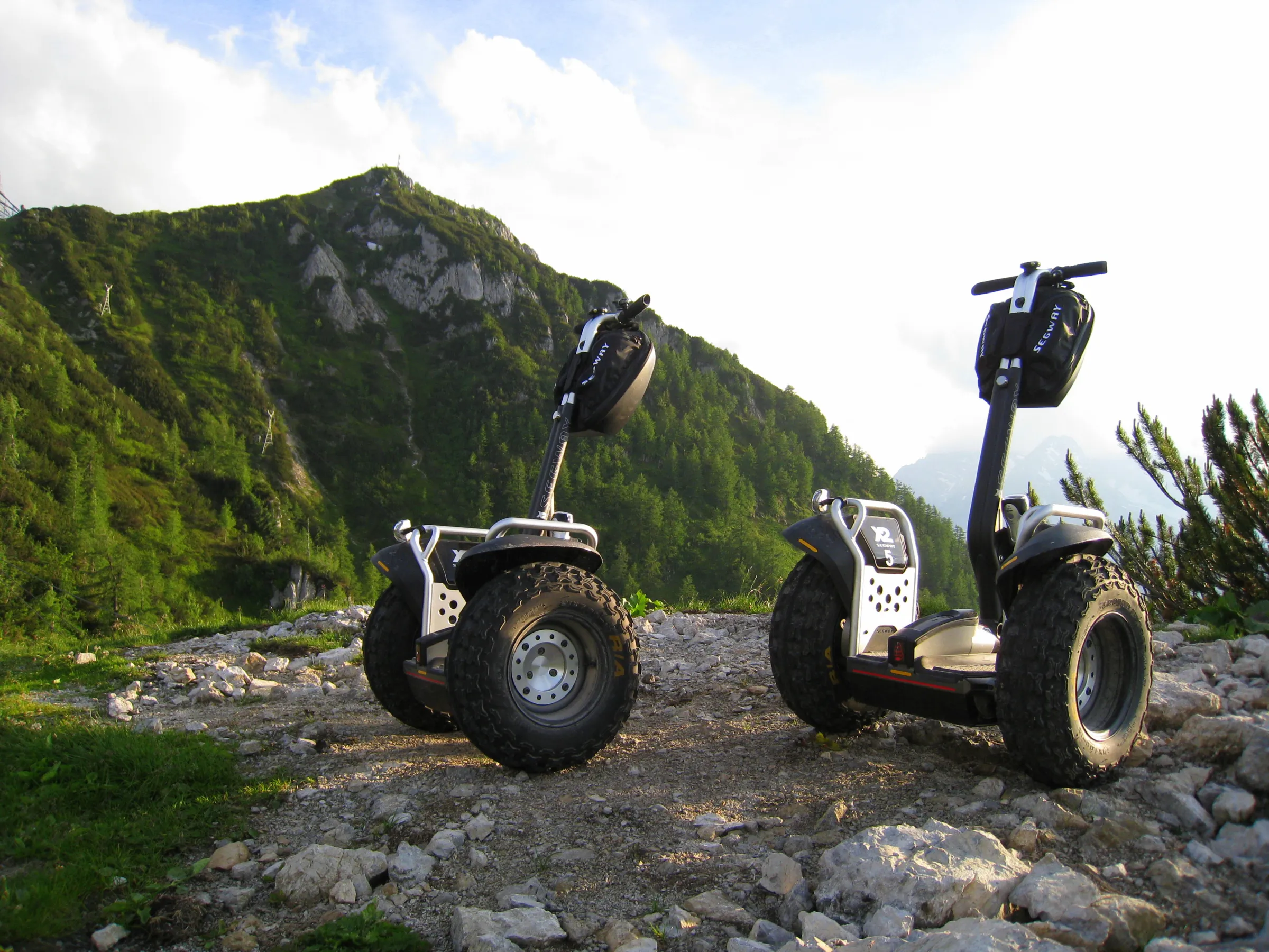 Zwei Segways auf einem Hügel vor einem Berg
