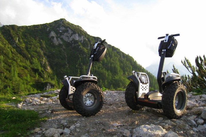 Zwei Segways auf einem Hügel vor einem Berg