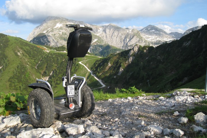 Ein Segway auf einem Berg vor einer Berglandschaft